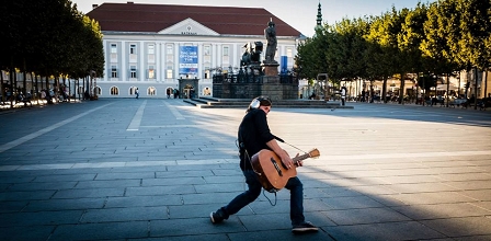 Der Fuzzman mit Gitarre am Neuen Platz Klagenfurt